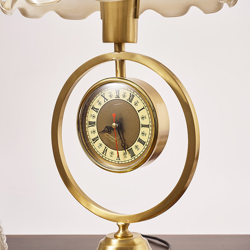 Vintage Tischlampe Mit Gerüschtem Schirm Und Uhrensockel