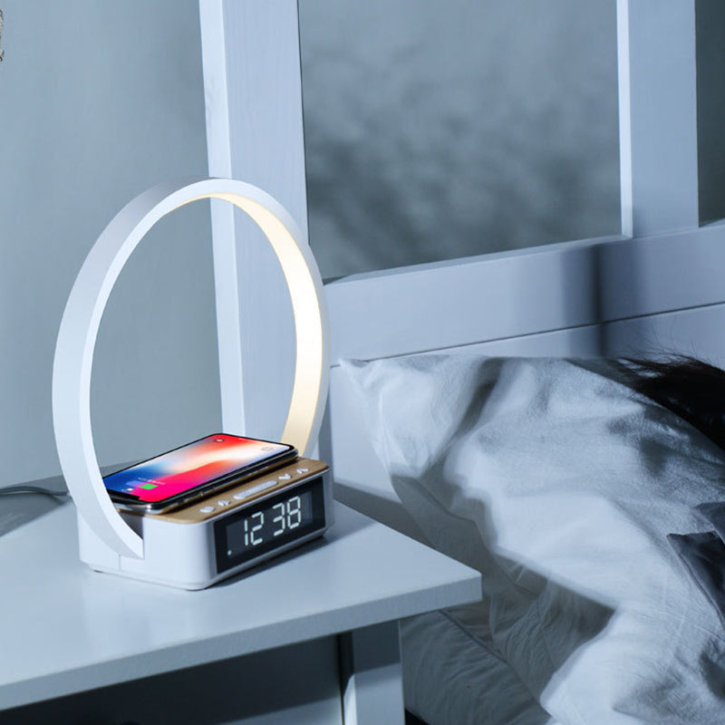 Minimalistische Runde Tischlampe Mit LED Wecker Und Kabelloser Aufladung