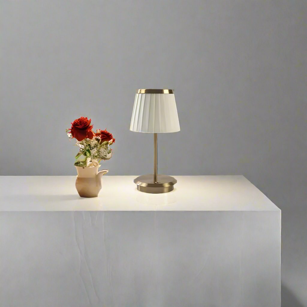 KöniglicherGlanz: Klassische Tischlampe mit Zeitlosem Charme