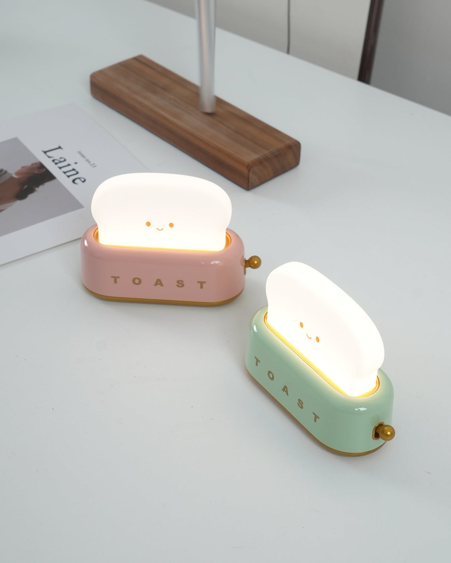 ToastLeuchten: Verspielte Tischlampe im Toaster-Entwurf mit integriertem Akku