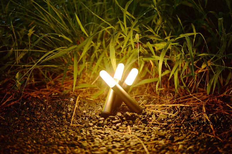Leuchtstab: Minimalistische, Kabellose LED Tischlampe im Stab Entwurf