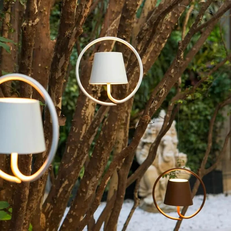 HohlerBogen: Eine minimalistische Tischlampe mit einer offenen, bogenförmigen Silhouette