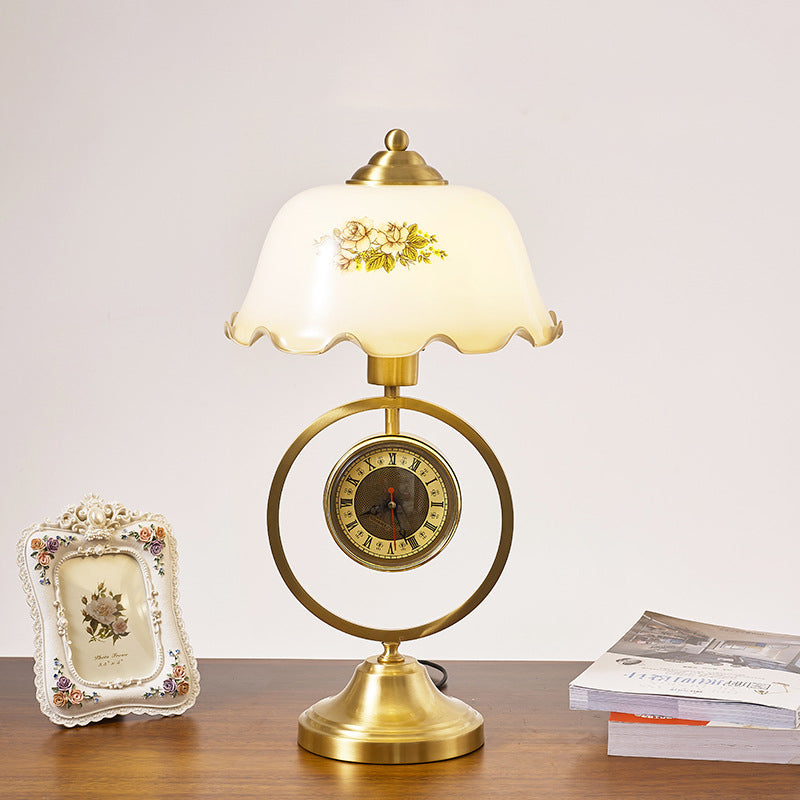 Vintage Tischlampe Mit Gerüschtem Schirm Und Uhrensockel