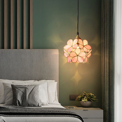 Petal-Glühe: Elegante Pendelleuchte mit blütenförmigen Glaselementen