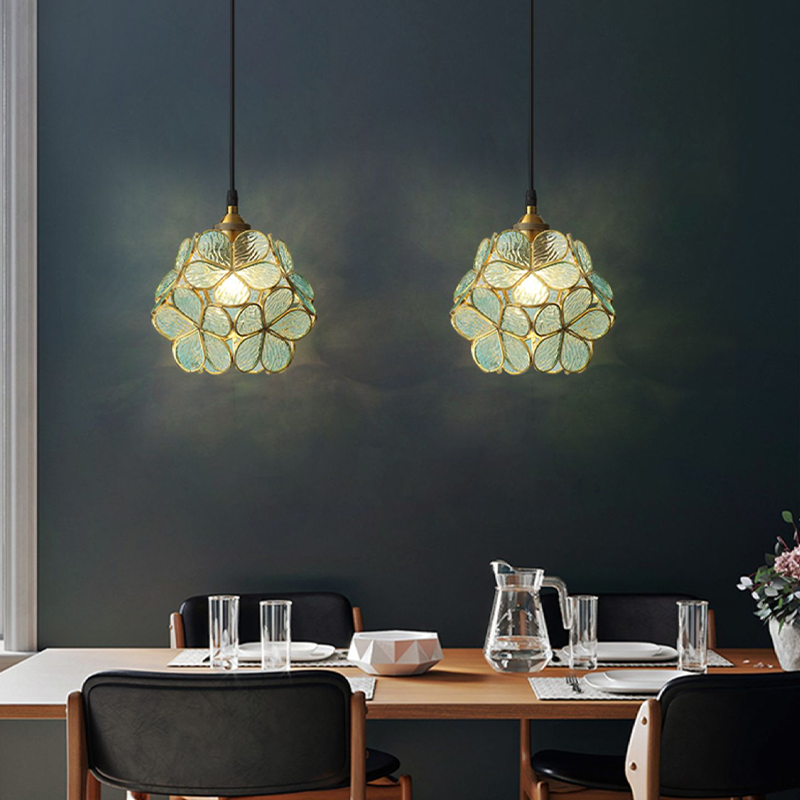 Petal-Glühe: Elegante Pendelleuchte mit blütenförmigen Glaselementen