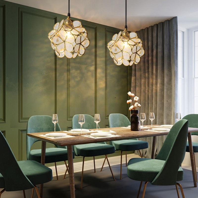 Petal-Glühe: Elegante Pendelleuchte mit blütenförmigen Glaselementen