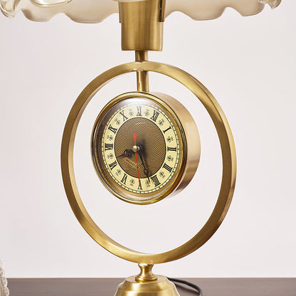 Vintage Tischlampe Mit Gerüschtem Schirm Und Uhrensockel