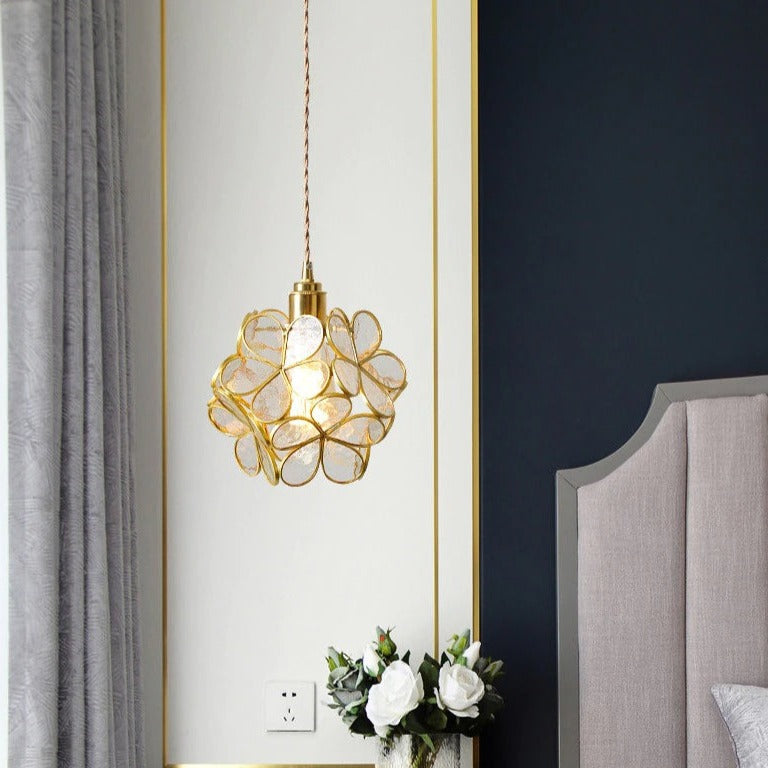 Petal-Glühe: Elegante Pendelleuchte mit blütenförmigen Glaselementen