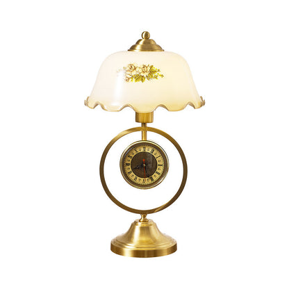 Vintage Tischlampe Mit Gerüschtem Schirm Und Uhrensockel
