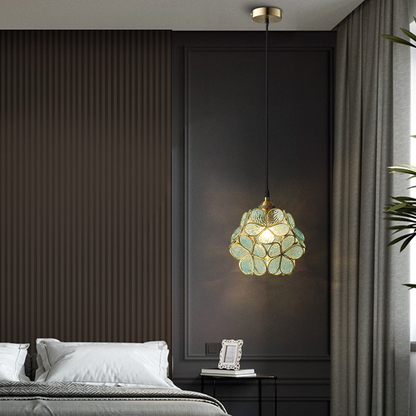 Petal-Glühe: Elegante Pendelleuchte mit blütenförmigen Glaselementen
