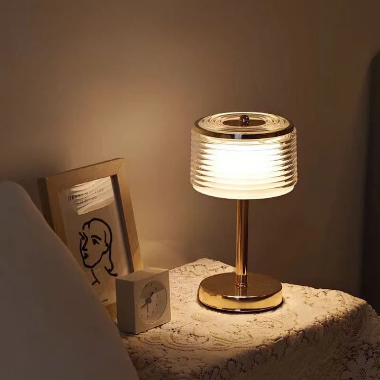 LumoBogen: Elegante LED-Tischlampe in Ringform