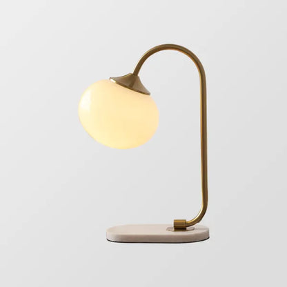 WeichesLeuchten: Elegante Tischlampe mit rundem Glas und sanftem, warmem Licht