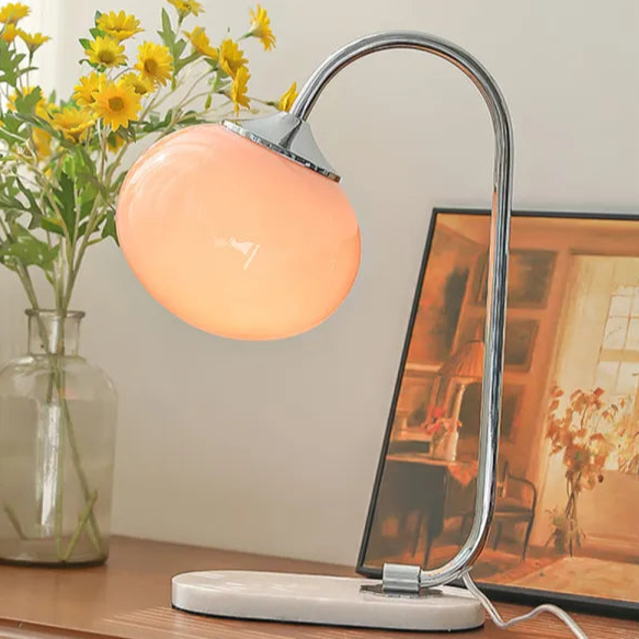WeichesLeuchten: Elegante Tischlampe mit rundem Glas und sanftem, warmem Licht
