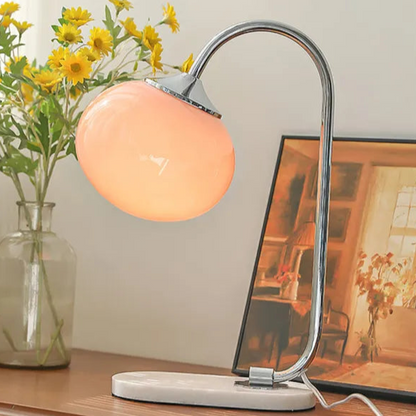 WeichesLeuchten: Elegante Tischlampe mit rundem Glas und sanftem, warmem Licht