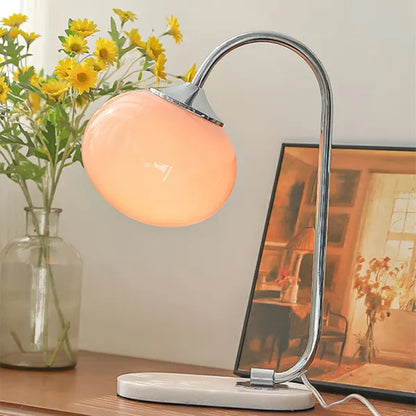 WeichesLeuchten: Elegante Tischlampe mit rundem Glas und sanftem, warmem Licht