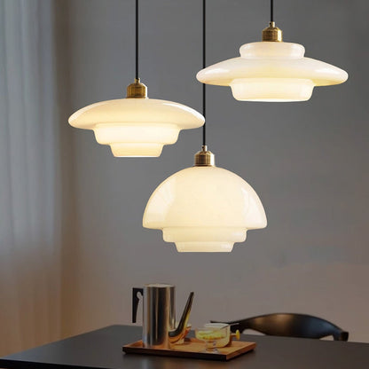 Weiße Eleganz:  Minimalistische elegante Hängeleuchte aus weißem Glas