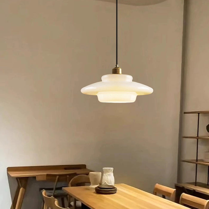 Weiße Eleganz:  Minimalistische elegante Hängeleuchte aus weißem Glas