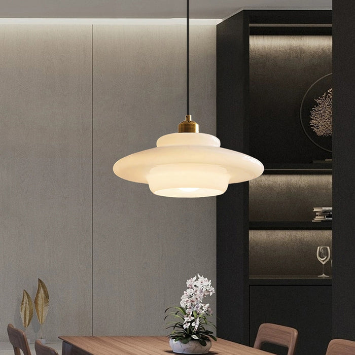 Weiße Eleganz:  Minimalistische elegante Hängeleuchte aus weißem Glas