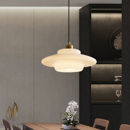 Weiße Eleganz:  Minimalistische elegante Hängeleuchte aus weißem Glas