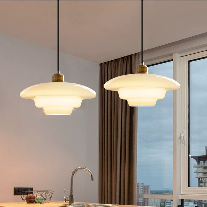 Weiße Eleganz:  Minimalistische elegante Hängeleuchte aus weißem Glas