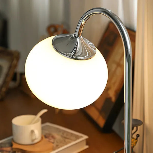WeichesLeuchten: Elegante Tischlampe mit rundem Glas und sanftem, warmem Licht