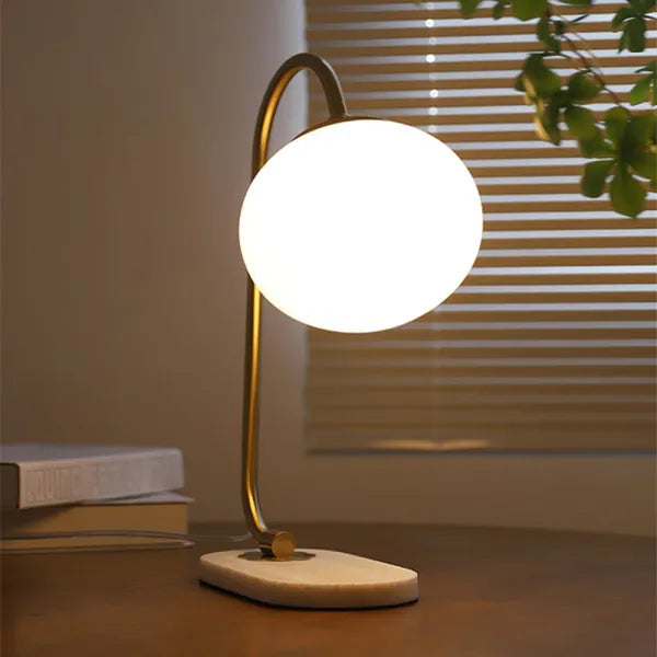 WeichesLeuchten: Elegante Tischlampe mit rundem Glas und sanftem, warmem Licht