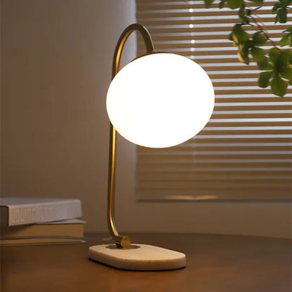 WeichesLeuchten: Elegante Tischlampe mit rundem Glas und sanftem, warmem Licht