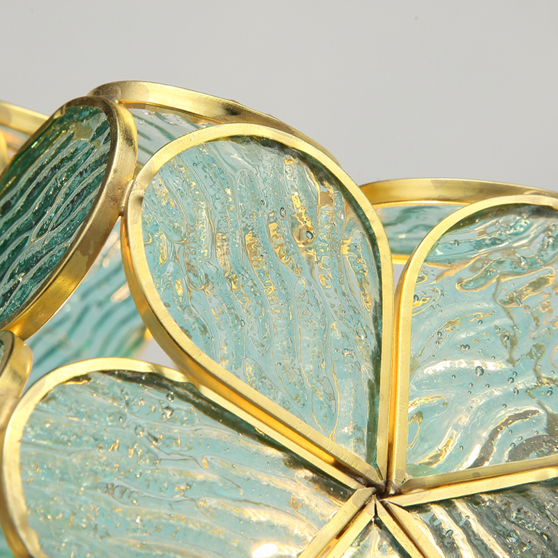 Petal-Glühe: Elegante Pendelleuchte mit blütenförmigen Glaselementen