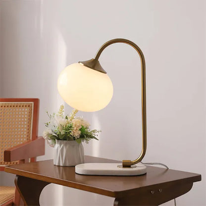WeichesLeuchten: Elegante Tischlampe mit rundem Glas und sanftem, warmem Licht