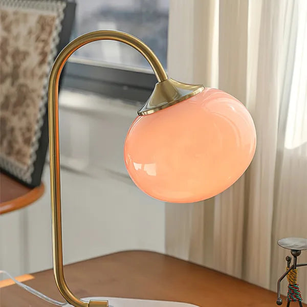 WeichesLeuchten: Elegante Tischlampe mit rundem Glas und sanftem, warmem Licht