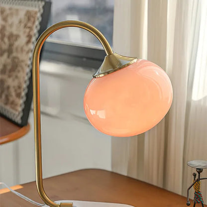 WeichesLeuchten: Elegante Tischlampe mit rundem Glas und sanftem, warmem Licht