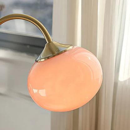 WeichesLeuchten: Elegante Tischlampe mit rundem Glas und sanftem, warmem Licht