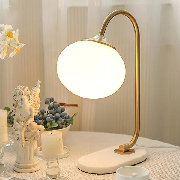 WeichesLeuchten: Elegante Tischlampe mit rundem Glas und sanftem, warmem Licht
