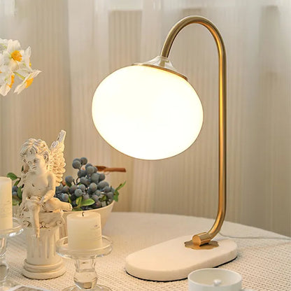 WeichesLeuchten: Elegante Tischlampe mit rundem Glas und sanftem, warmem Licht