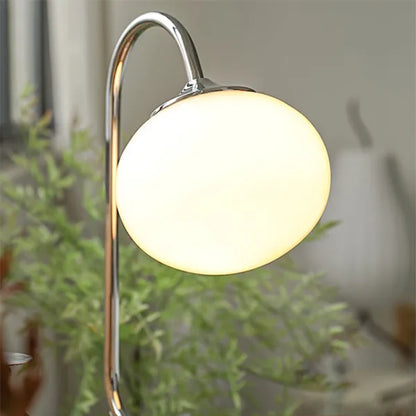 WeichesLeuchten: Elegante Tischlampe mit rundem Glas und sanftem, warmem Licht
