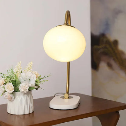 WeichesLeuchten: Elegante Tischlampe mit rundem Glas und sanftem, warmem Licht