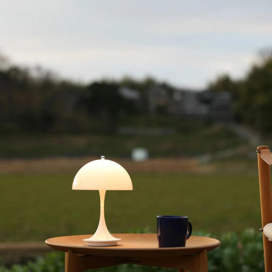 LumeAura: Elegante, wiederaufladbare Tischleuchte