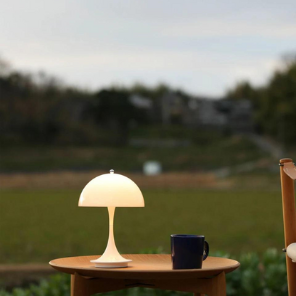LumeAura: Elegante, wiederaufladbare Tischleuchte