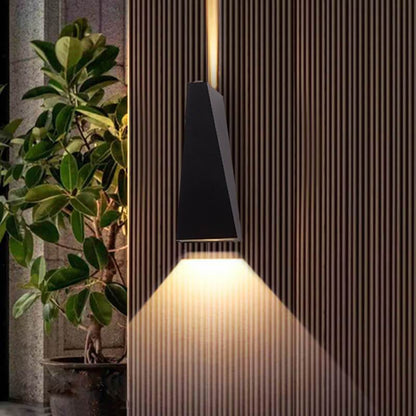 Trapezförmige Außenwandleuchte Mit Zwei LEDs