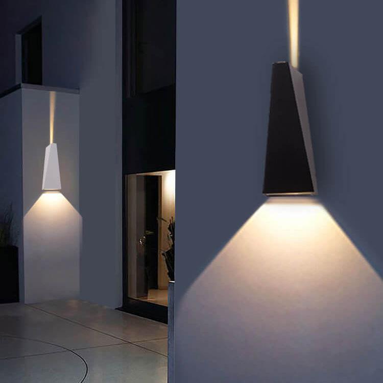Trapezförmige Außenwandleuchte Mit Zwei LEDs