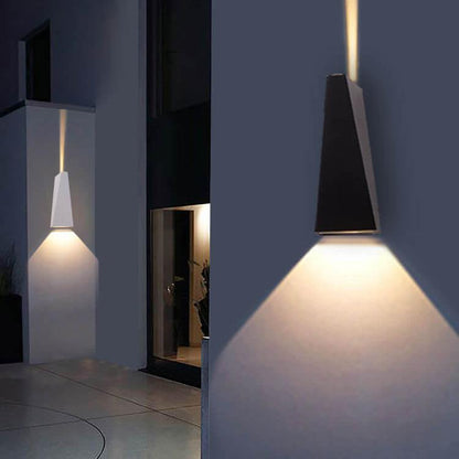 Trapezförmige Außenwandleuchte Mit Zwei LEDs