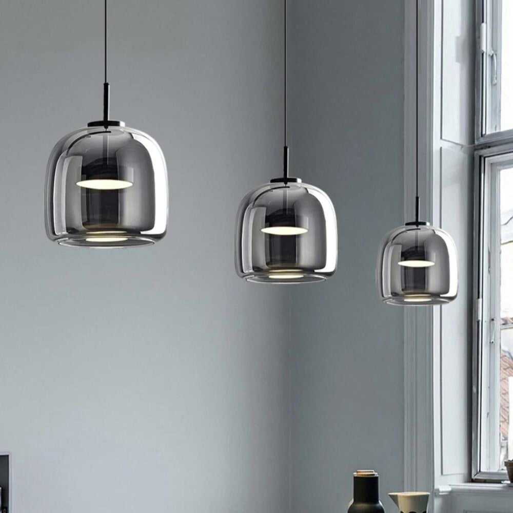 NordischNoir: Elegante pendelleuchte aus schwarzem glas im skandinavischen Entwurf