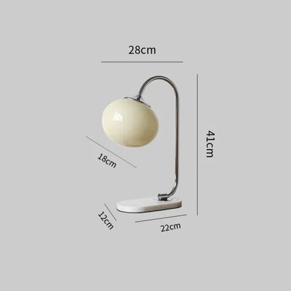 WeichesLeuchten: Elegante Tischlampe mit rundem Glas und sanftem, warmem Licht