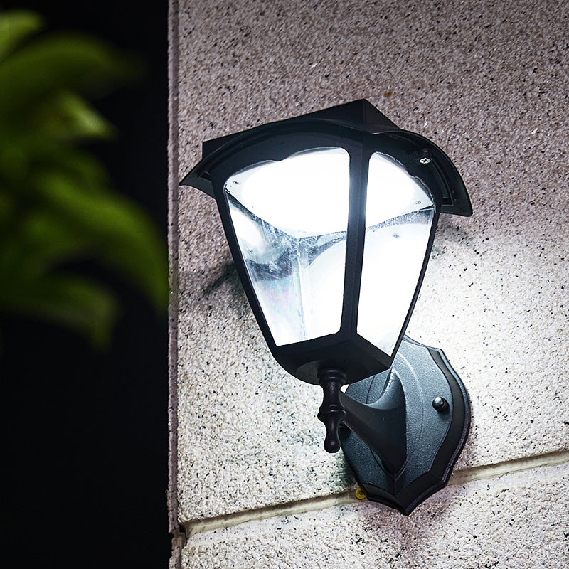 SonnenWand: Moderne Solar-Wandleuchte für effiziente Außenbeleuchtung