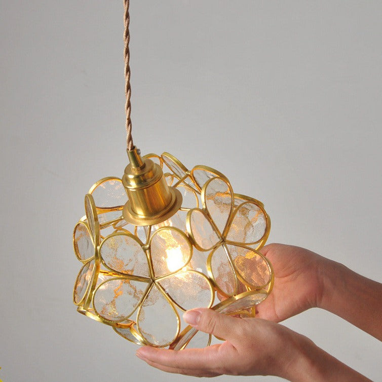 Petal-Glühe: Elegante Pendelleuchte mit blütenförmigen Glaselementen
