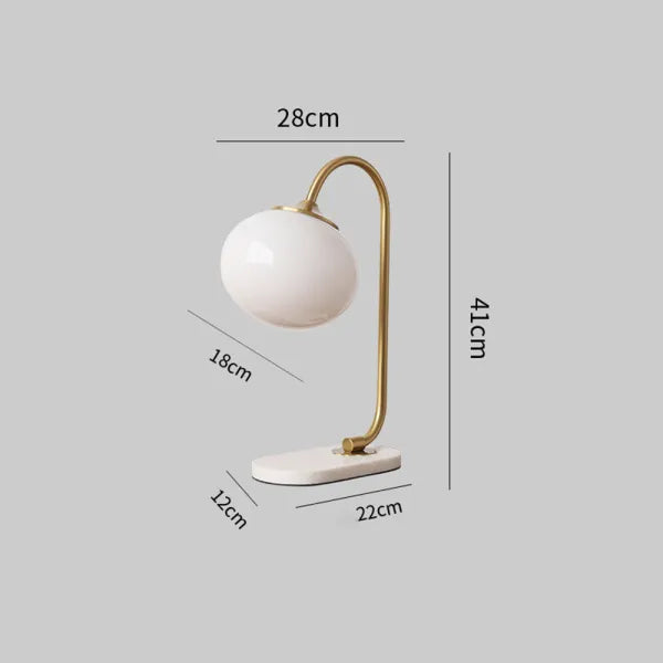 WeichesLeuchten: Elegante Tischlampe mit rundem Glas und sanftem, warmem Licht