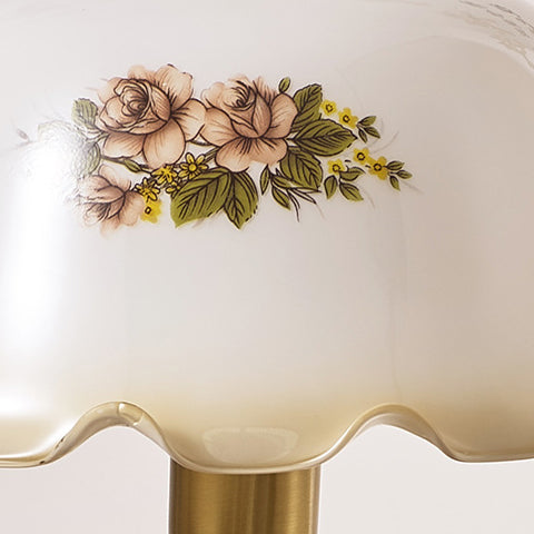 Vintage Tischlampe Mit Gerüschtem Schirm Und Uhrensockel