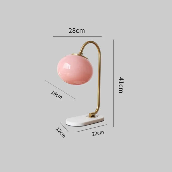 WeichesLeuchten: Elegante Tischlampe mit rundem Glas und sanftem, warmem Licht