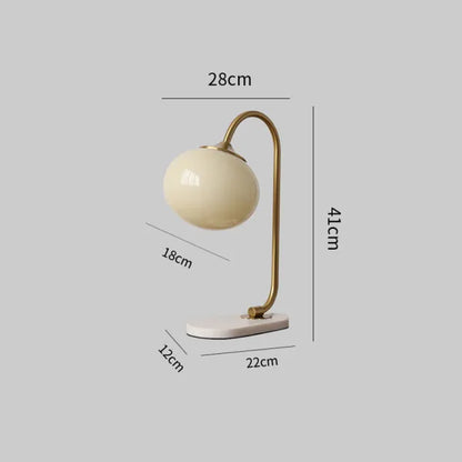 WeichesLeuchten: Elegante Tischlampe mit rundem Glas und sanftem, warmem Licht
