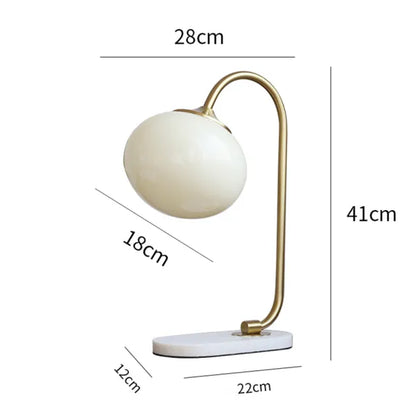 WeichesLeuchten: Elegante Tischlampe mit rundem Glas und sanftem, warmem Licht